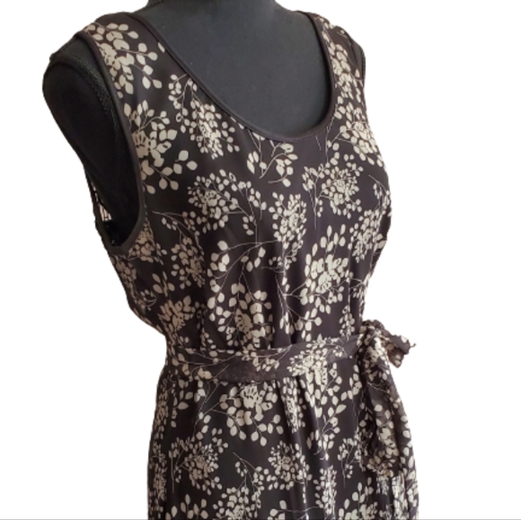 BLACK AND WHITE FLORAL FLOWY DRESS, LACE ON BACK ( SIZE 8 ) - Picture 5 of 9